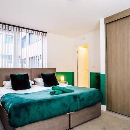 Modern Two-Bedroom Apartment - Central Location, Free Wi-Fi, Ideal For Long Stays By Av Hughes Properties Μίλτον Κέινς Εξωτερικό φωτογραφία